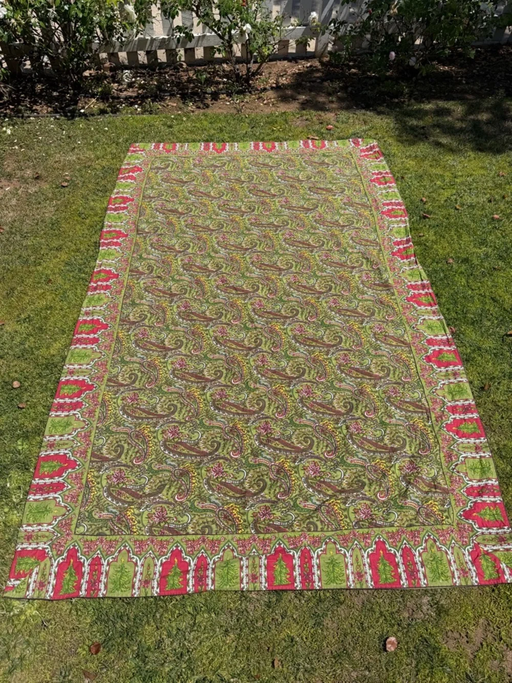 April Cornell Whimsical Paisley Christmas Holiday Tablecloth 61x101 Festive GUC